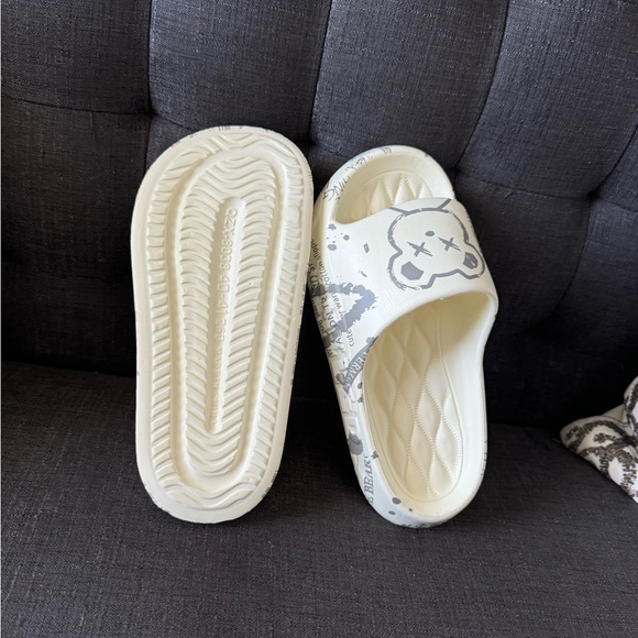 SOLD Fashion cartoon comfortable slide shoes - Picture 3 of 5